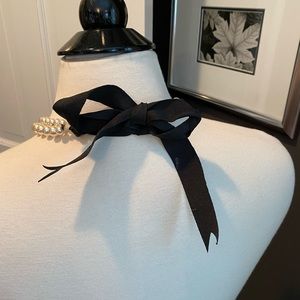 Double layered Pearl necklace with ribbon closure